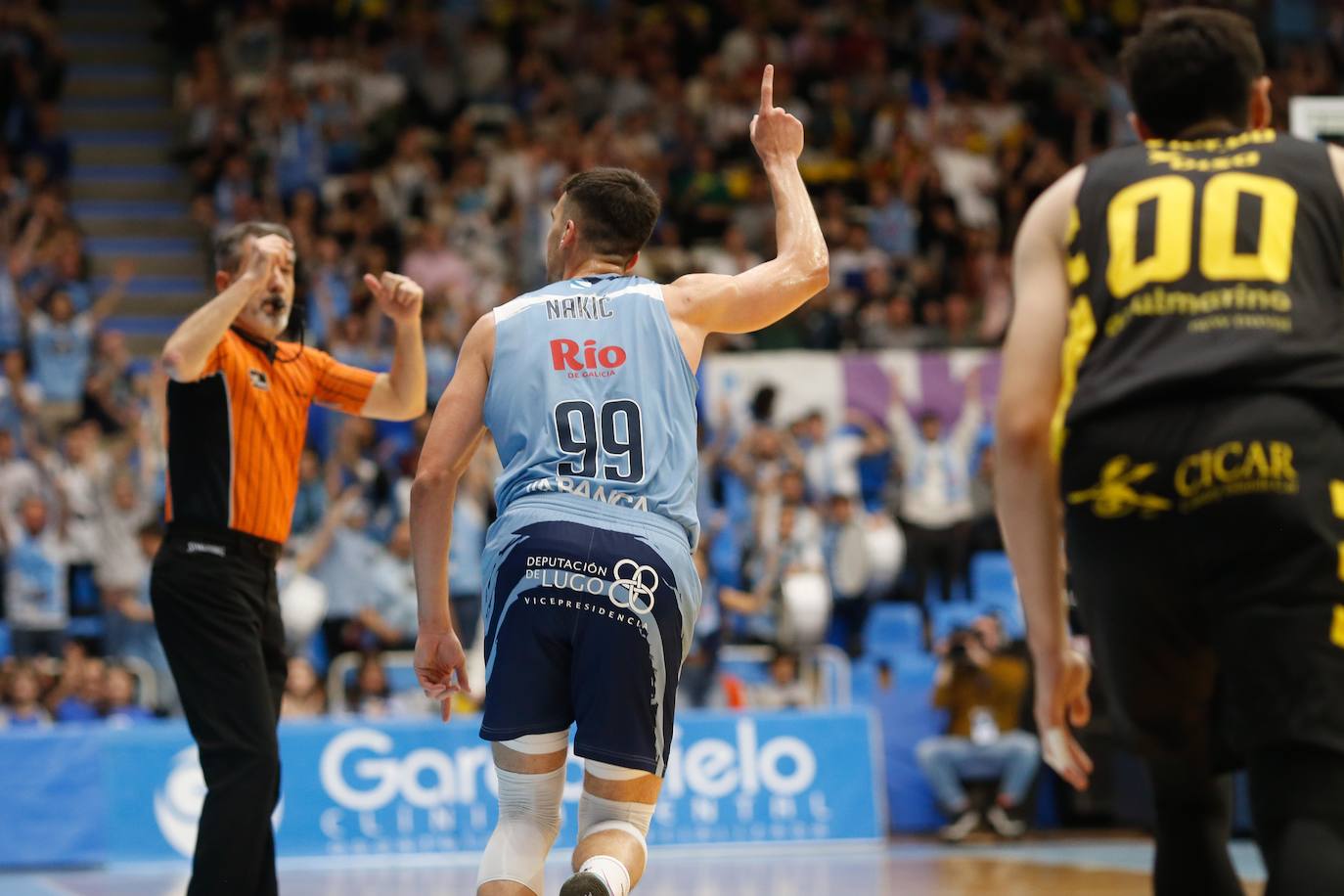 Toni Nakic celebra un triple del Breogán ante el Tenerife.
