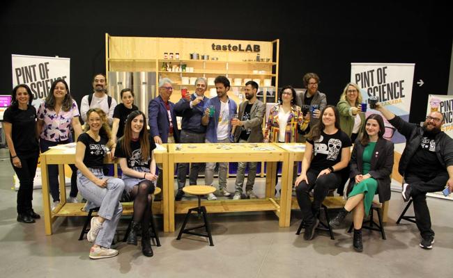 Organizadores, científicos y voluntarios de PInt of Science, en el TasteLab del Parque de las Ciencias.