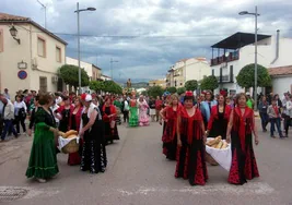 Mujeres con cestos de panes en la procesión de San Gregorio en Vilches.