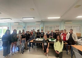 Alumnos del IES Az-Zait de la capital durante la visita al centro del subdelegado del Gobierno.