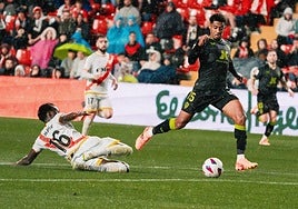 'Choco' Lozano se anticipa a Mumim para hacer el gol del triunfo en Vallecas.