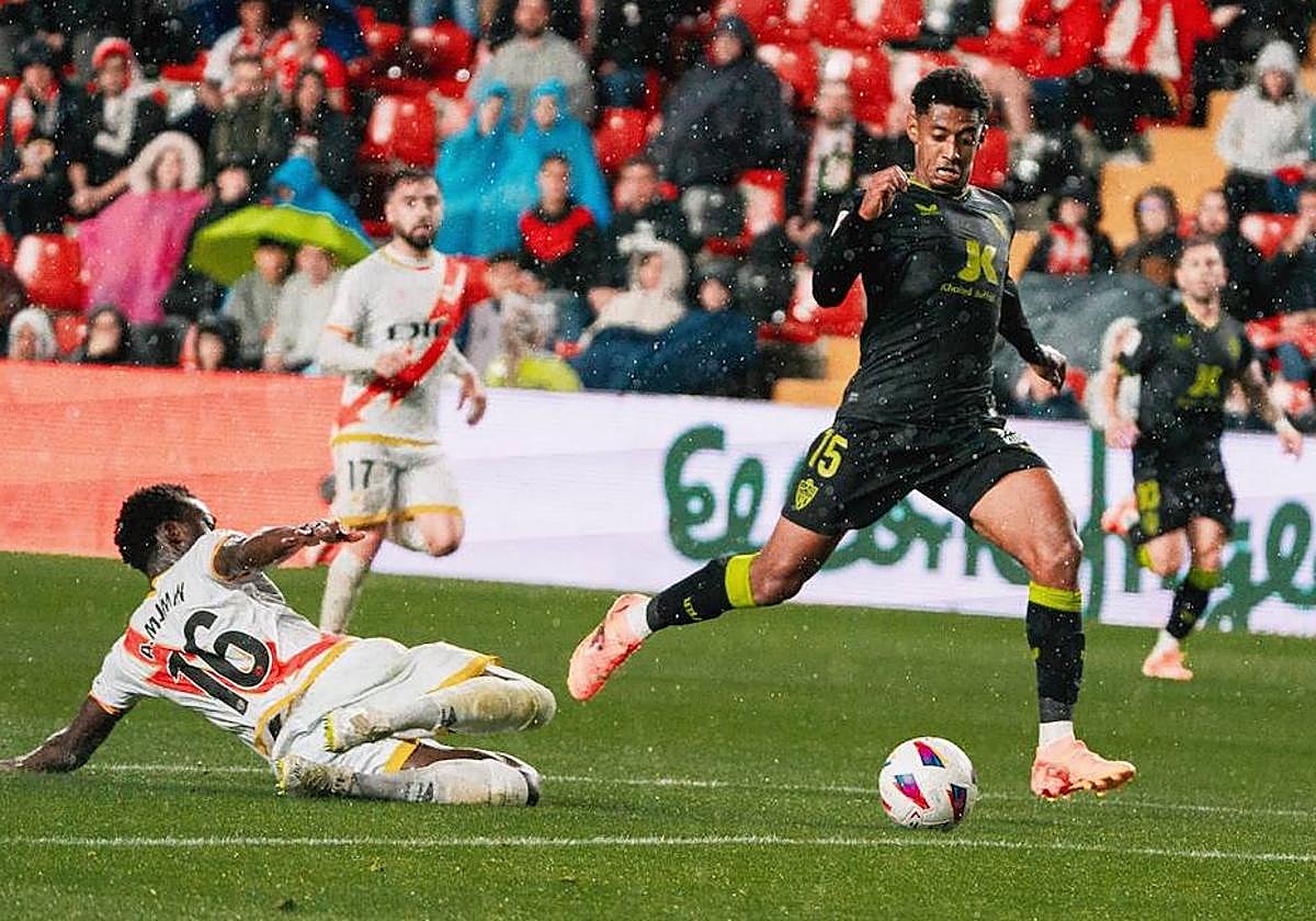 'Choco' Lozano se anticipa a Mumim para hacer el gol del triunfo en Vallecas.