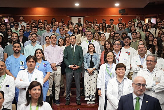 Juanma Moreno recibió ayer a los nuevos médicos residentes del hospital Virgen del Rocío de Sevilla.