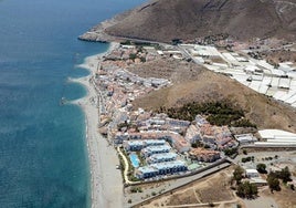 Vista aérea de Castell de Ferro, con la playa de Cambriles en primer término.