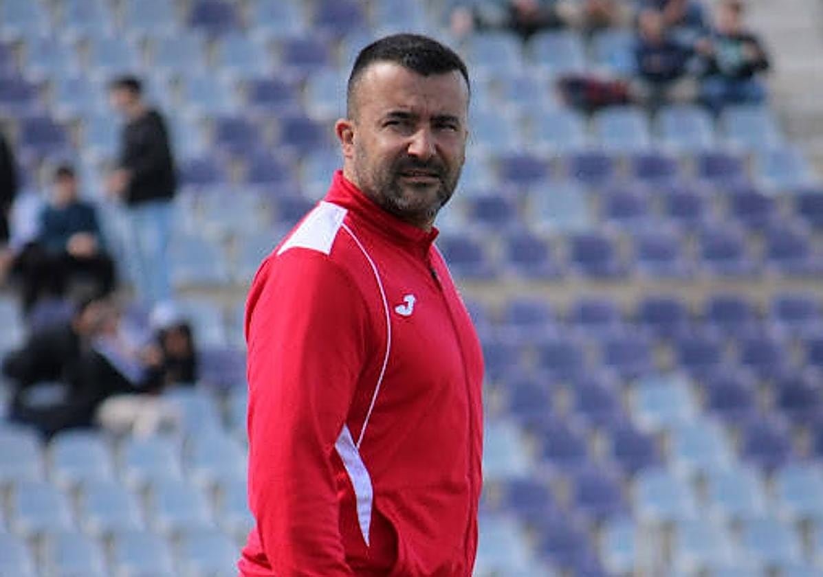 Carlos Hinojo deja el banquillo del Poli Almería con más de cien partidos.