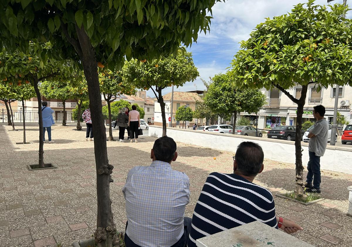 Vecinos en las calles de Láchar este miércoles por la tarde.