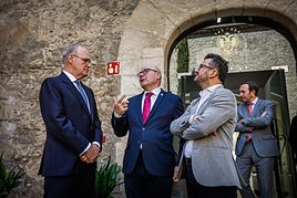 El rector conversa con Jiménez Blanco (izquierda), junto al vicerrector Salvador del Barrio.