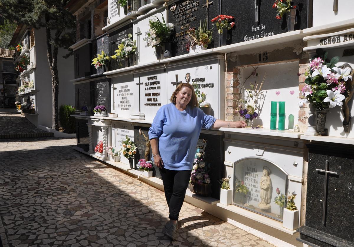 María José sucede a su marido fallecido como enterradora de Lanjarón