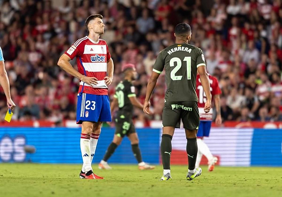 Gerard Gumbau, frustrado durante el partido contra el Girona en la primera vuelta.
