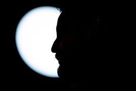 El perfil del alcalde de Láchar, en un retrato tomado en su comparecencia de ayer.