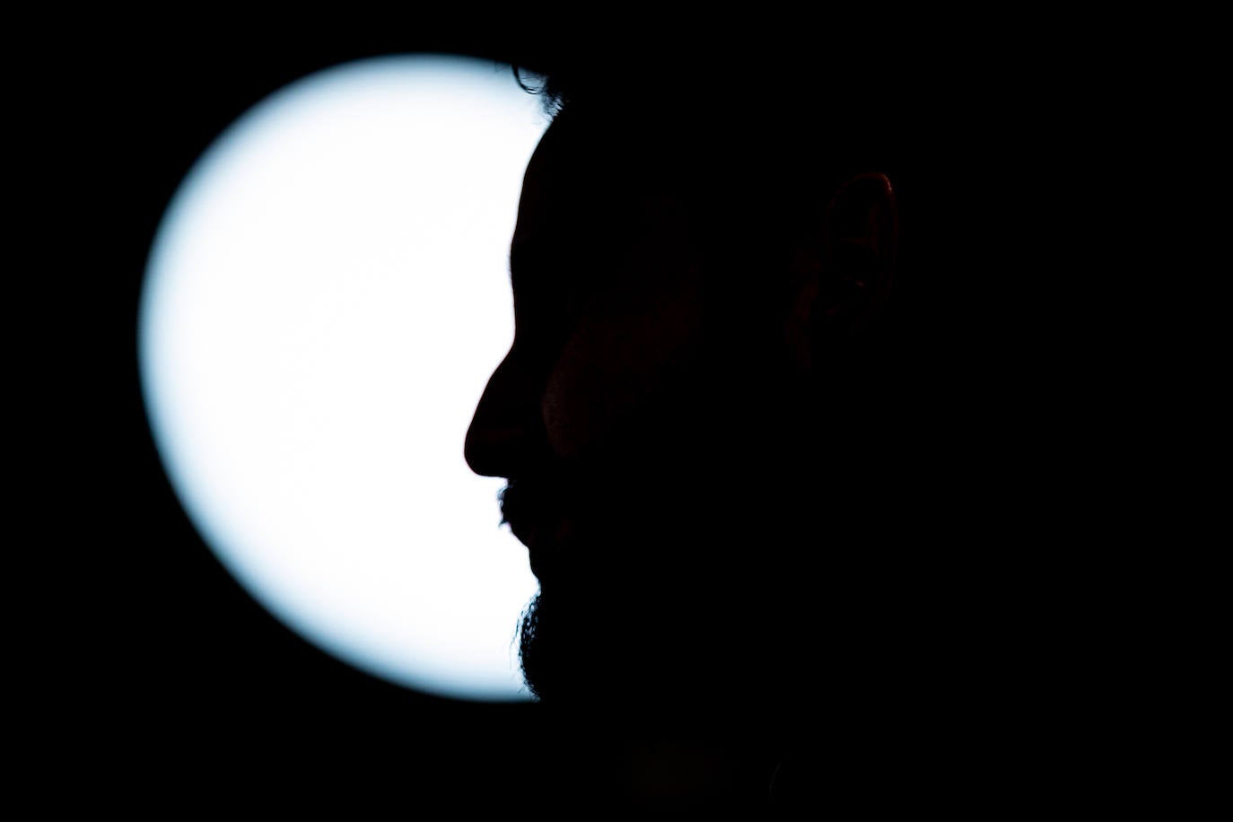 El perfil del alcalde de Láchar, en un retrato tomado en su comparecencia de ayer.