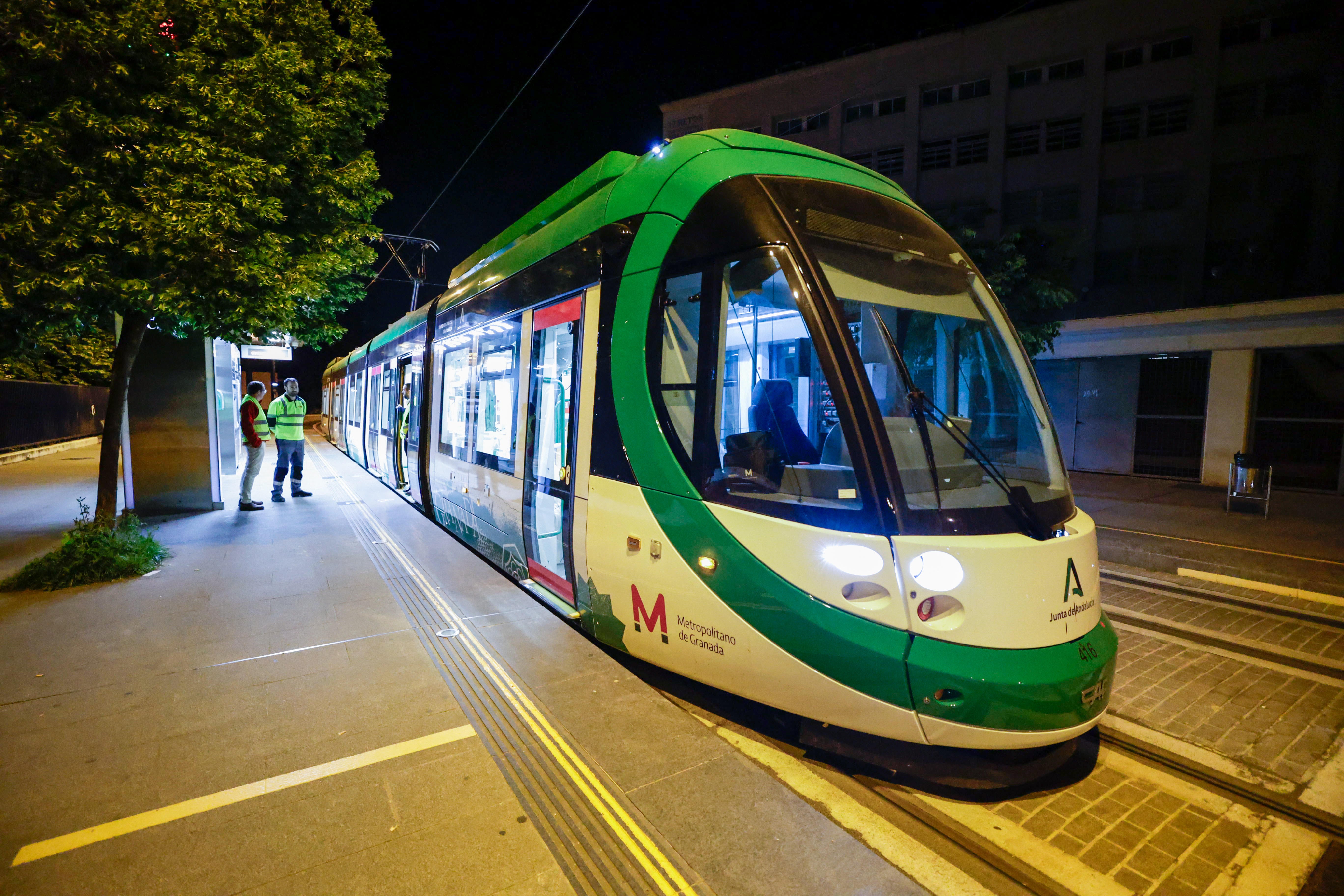 Uno de los nuevos trenes circulando en pruebas de madrugada.