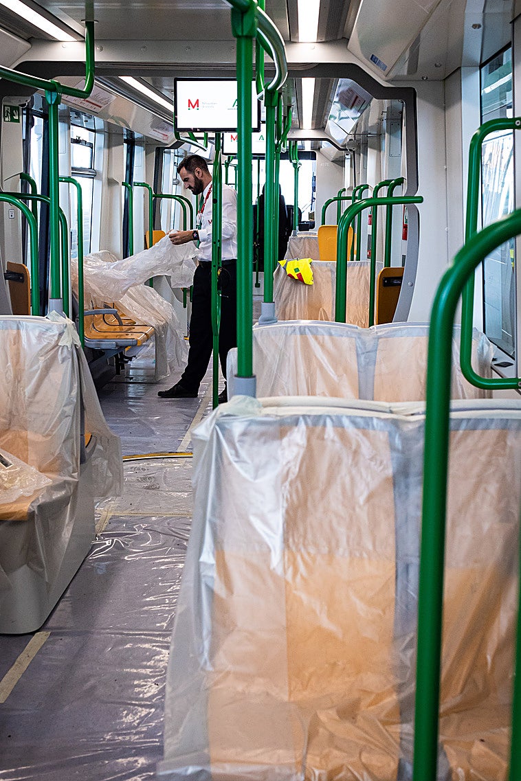 Un trabajador del metro prepara los vagones que van a empezar a probarse.