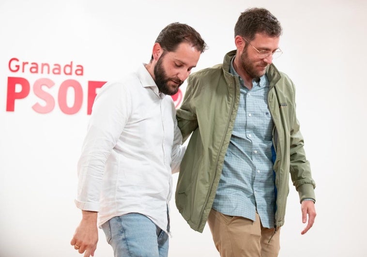 El alcalde de Láchar, Pedro Sánchez (izquierda), tras su rueda de prensa en la sede del PSOE en Granada junto al regidor de Peñuelas.