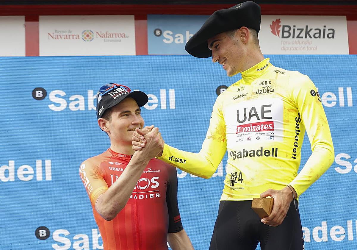 Saludo entre Carlos Rodríguez (Ineos) y Juan Ayuso (UAE) en la última etapa de la Itzulia, que venció el granadino.