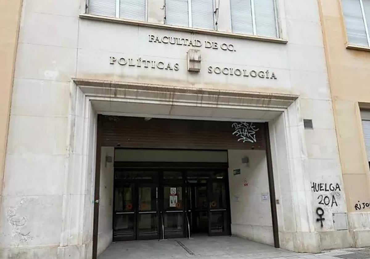 Fachada de la Facultad de Ciencias Políticas y Sociología de la Universidad de Granada, en imagen de archivo.