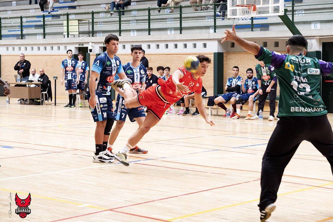 Lanzamiento a portería de un jugador del Domca.