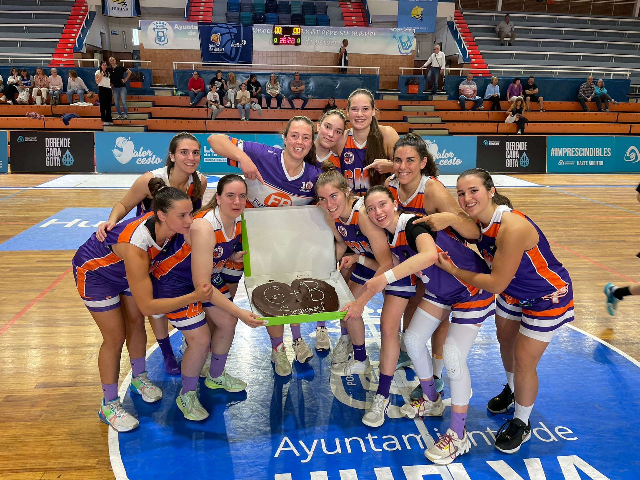 El Reina Isabel GmasB celebra una de sus victorias en la reciente 'Final Four' autonómica en Huelva.