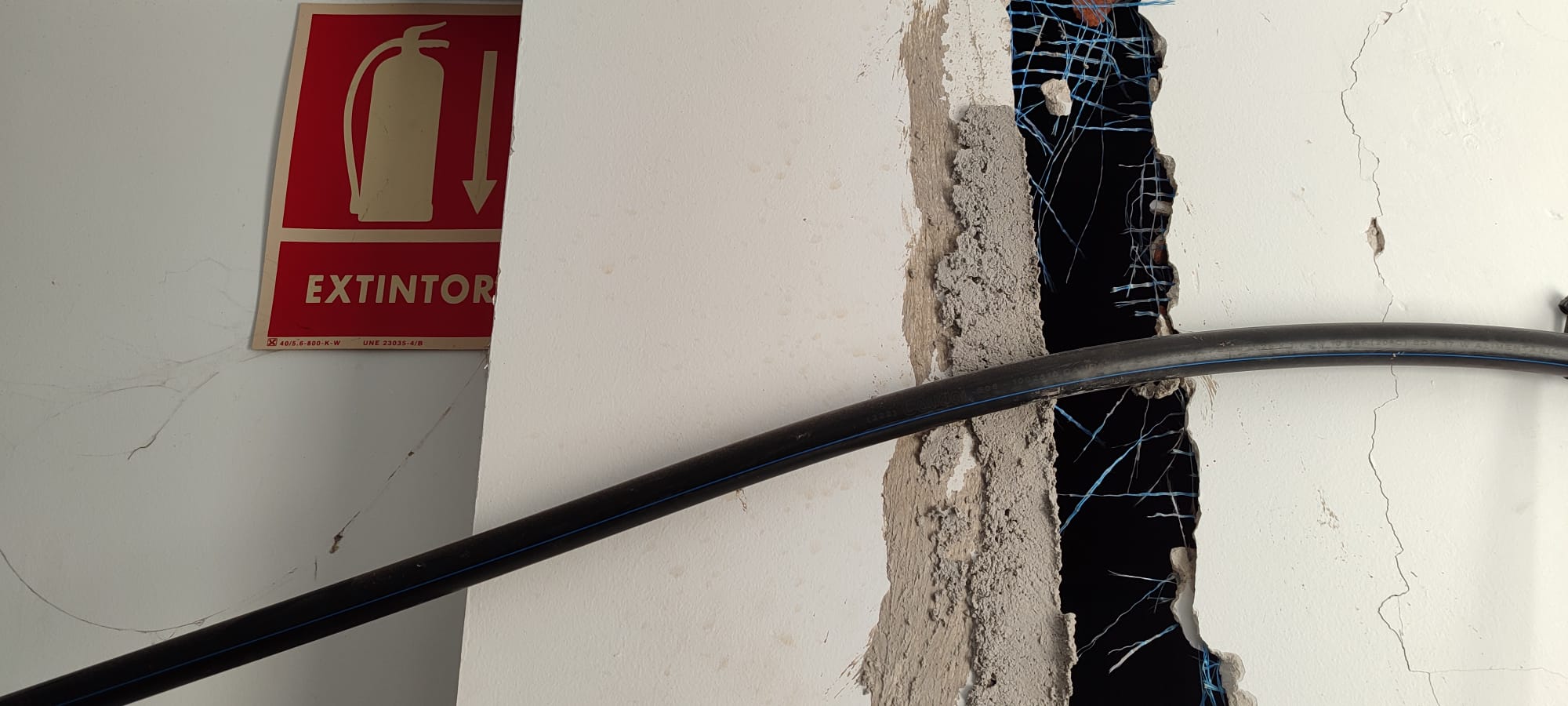 Dentro de uno de los chalets de lujo okupados en Almuñécar