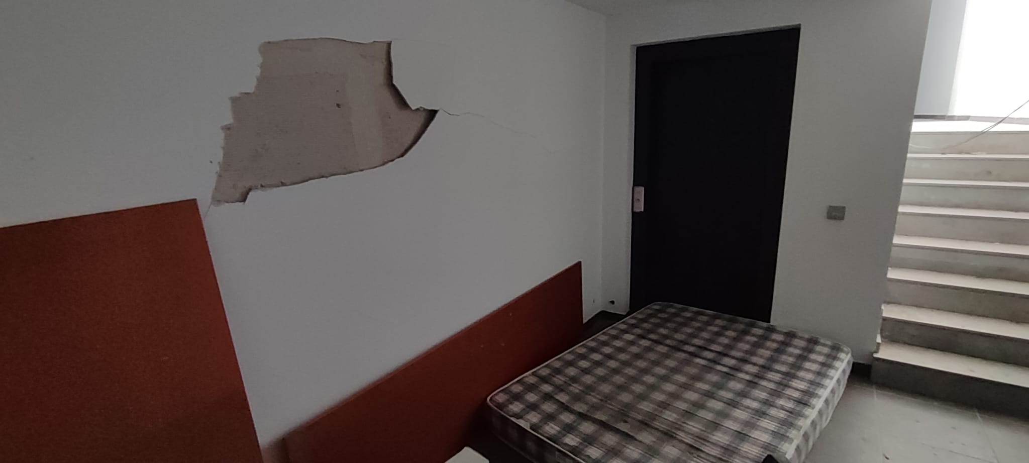 Dentro de uno de los chalets de lujo okupados en Almuñécar