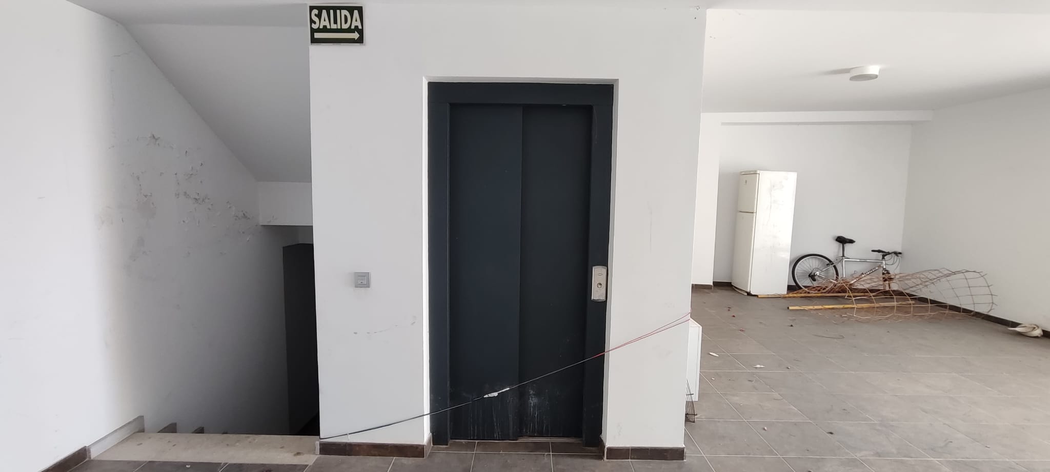 Dentro de uno de los chalets de lujo okupados en Almuñécar