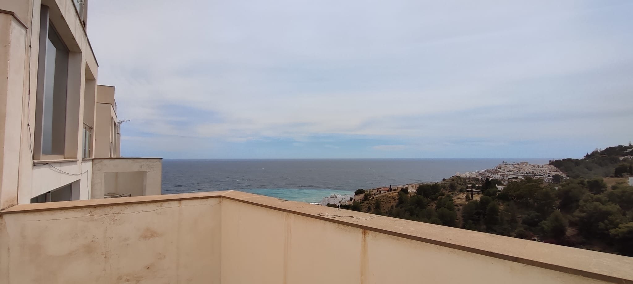 Dentro de uno de los chalets de lujo okupados en Almuñécar