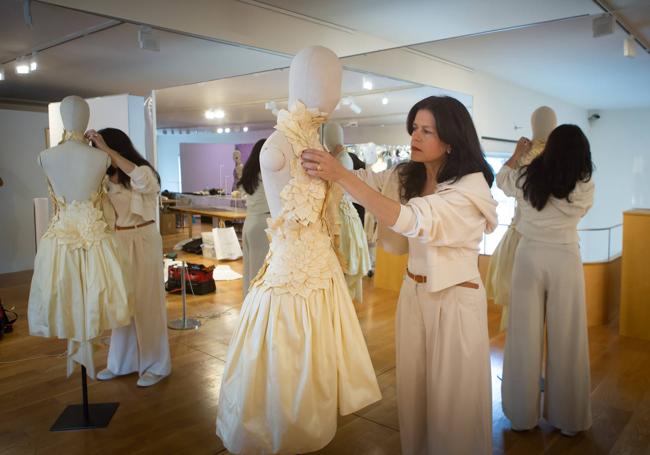 Preparando los vestidos.