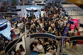 Asistentes a la Feria de Empleo de Granada.