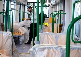 Un trabajador del metro prepara los vagones que van a empezar a probarse.