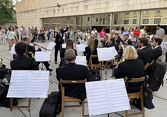 Actuación de la Banda Municipal de Música en la lonja del Teatro Infanta Leonor durante la inauguración.