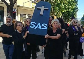 Concentración anterior en defensa de la salud pública en el centro de Jaén.