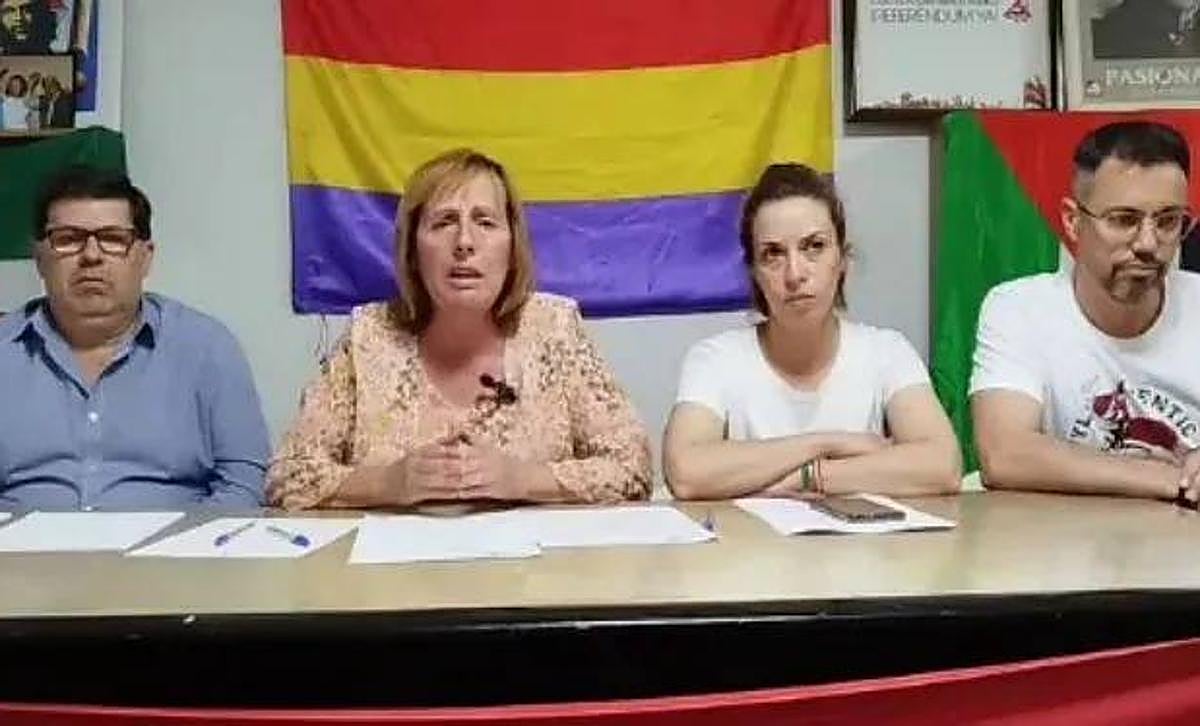 La exalcaldesa y portavoz de IU (segunda por la izquierda) en un vídeo en el que pide la dimisión al alcalde.
