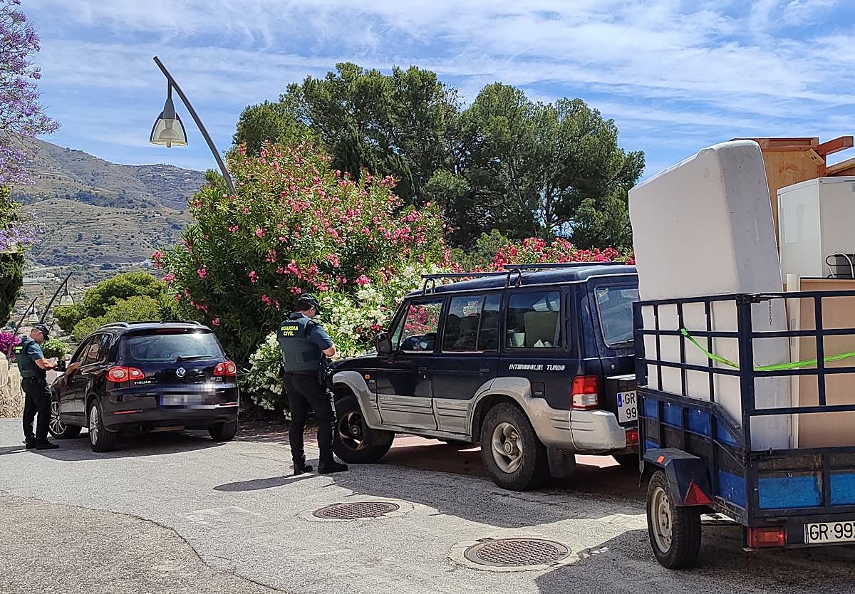 La Guardia Civil controla las salidas de algunos 'okupas' en la urbanización.