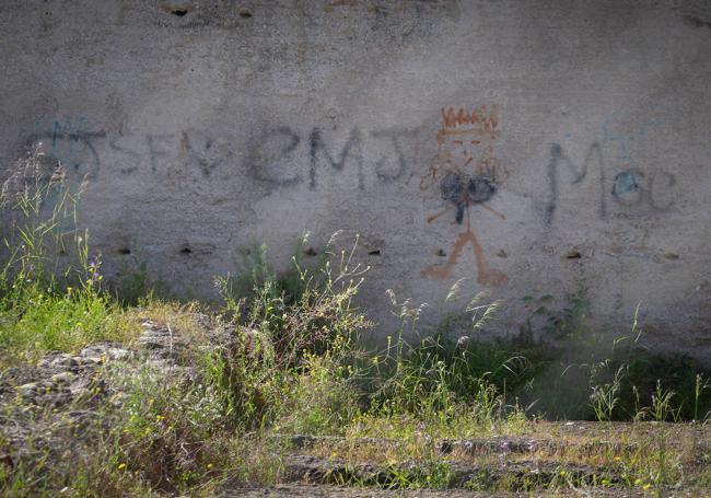 Pintada en la fachada extramuros; ya tiene unos años.