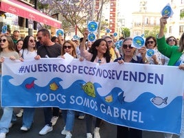 Bajo el lema 'nuestros peces no se venden', Patricia Ramírez lideró la manifestación.