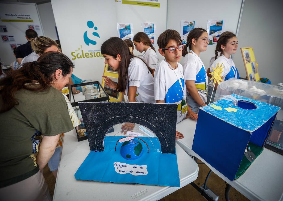 Imagen secundaria 1 - Del Pozo, charlando con Darwin; y participantes de la feria. 