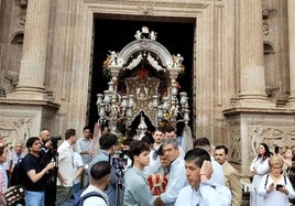 La carreta del Simpecado abandona Almería desde la Catedral