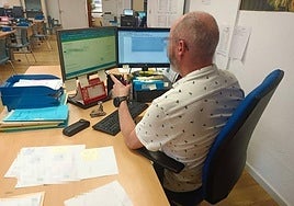 Funcionario de justicia trabajando con el nuevo @Adriano.