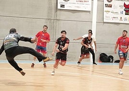 Un jugador del Domca lanza frente al portero rival.