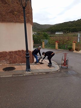 Dos trabajadores realizan labores de desinfección en Enix.