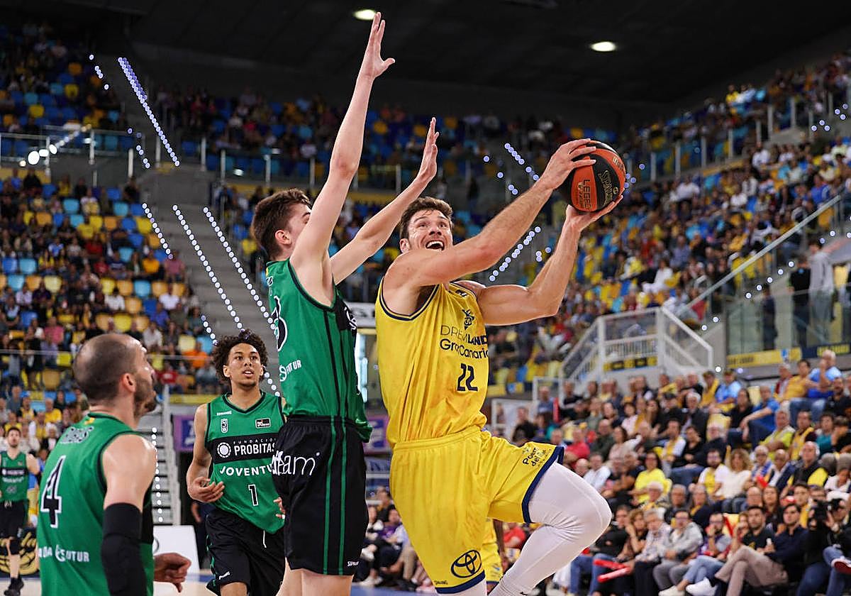 Ethan Happ anota ante el Joventut.