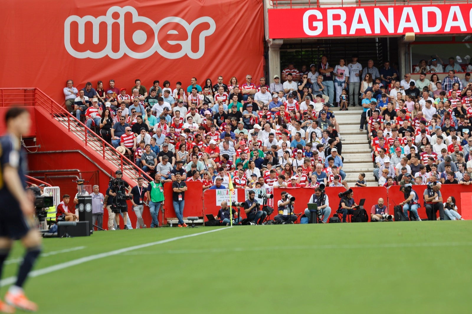 Encuéntrate en la grada en el partido entre Granada y Real Madrid