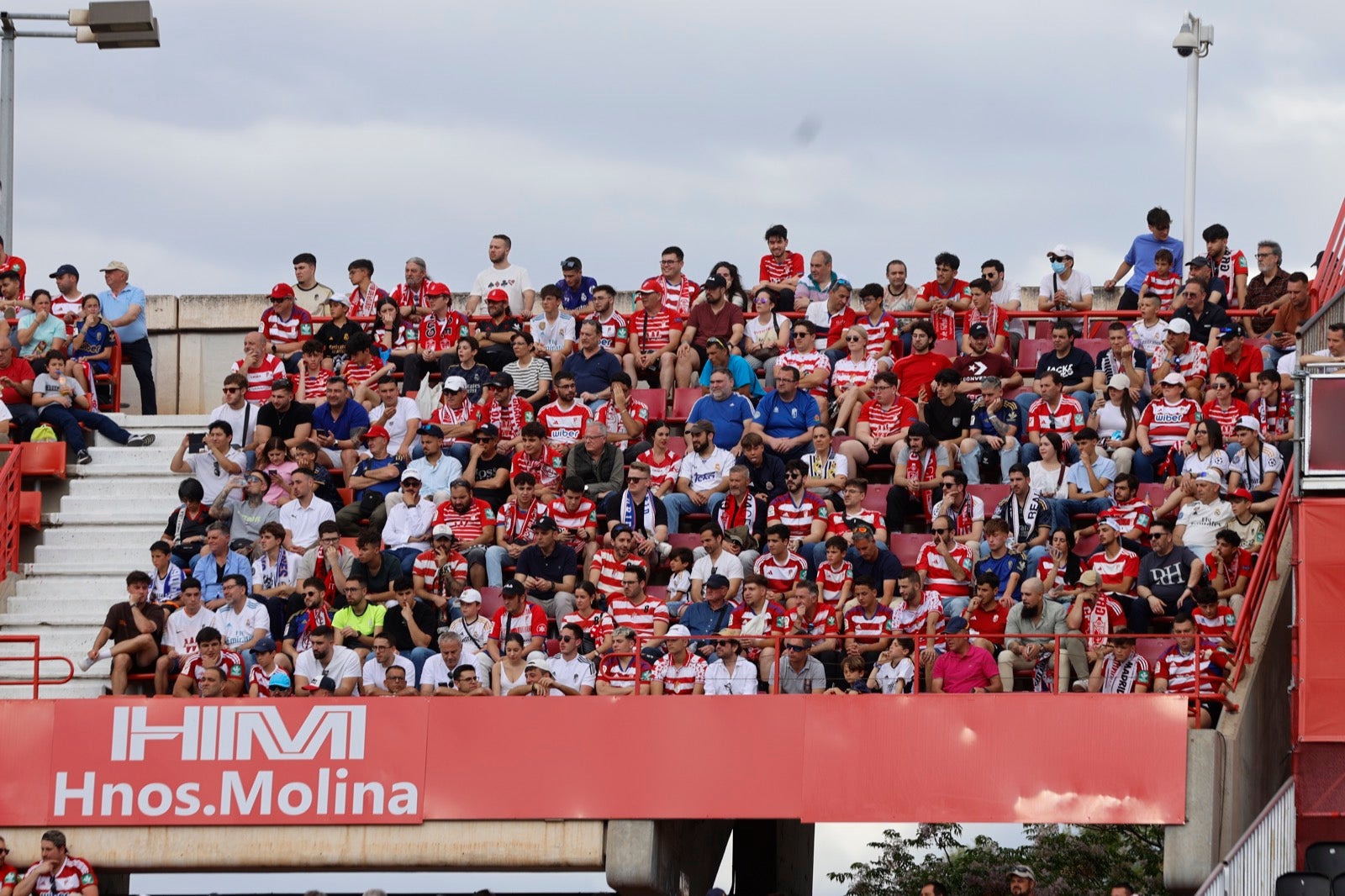 Encuéntrate en la grada en el partido entre Granada y Real Madrid