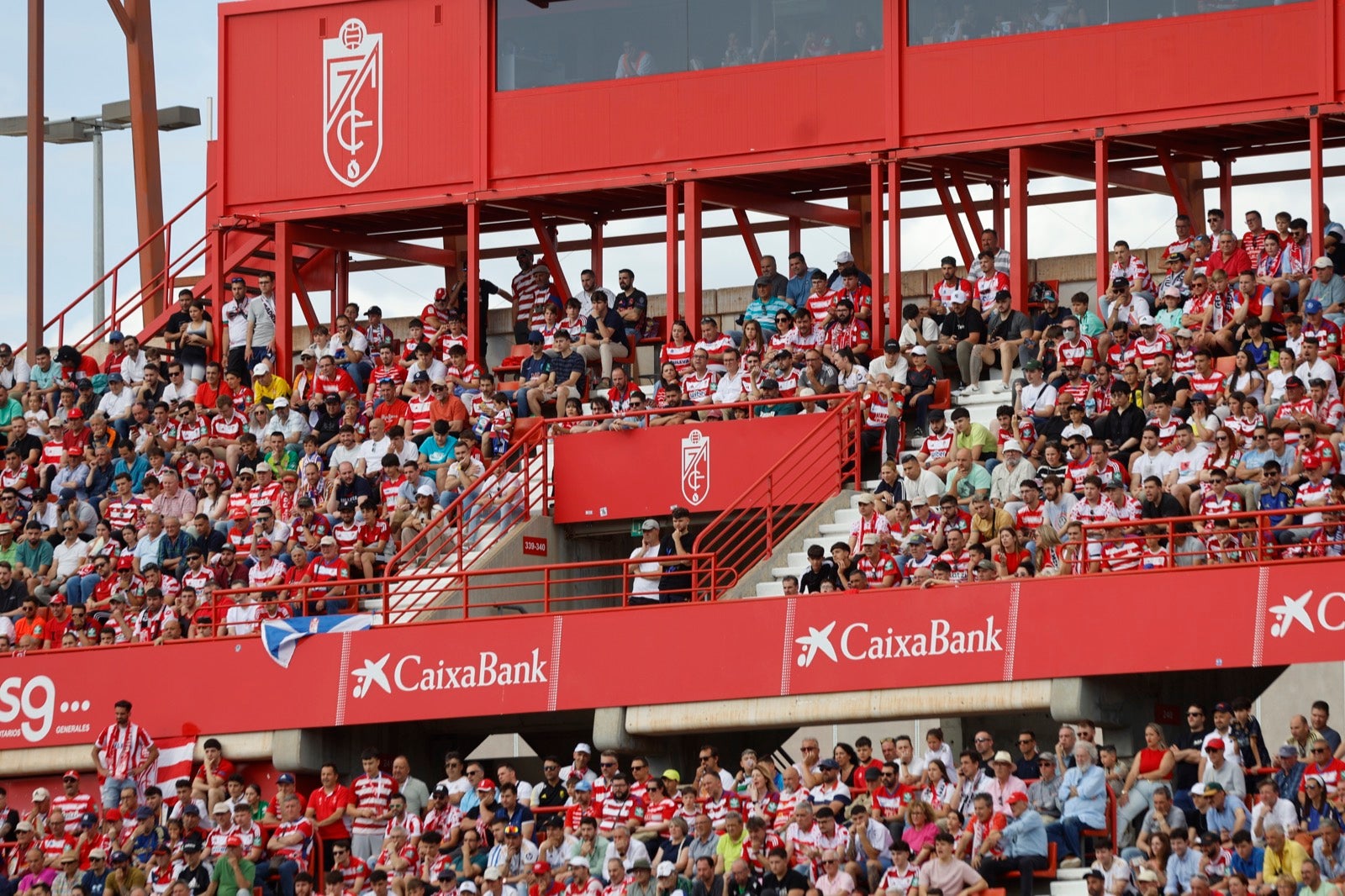 Encuéntrate en la grada en el partido entre Granada y Real Madrid