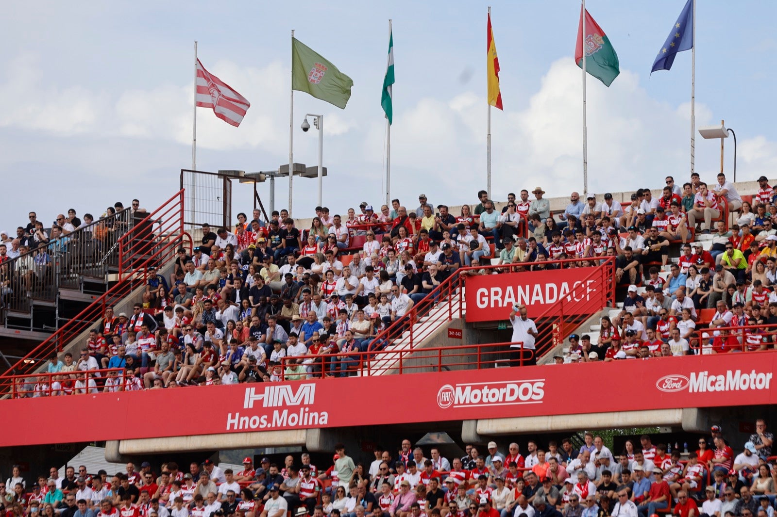 Encuéntrate en la grada en el partido entre Granada y Real Madrid