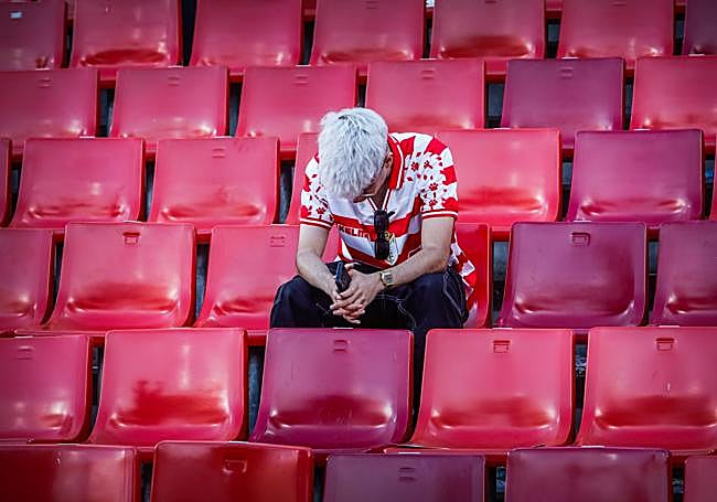 Un aficionado rojiblanco, resignado al consumarse la tragedia.