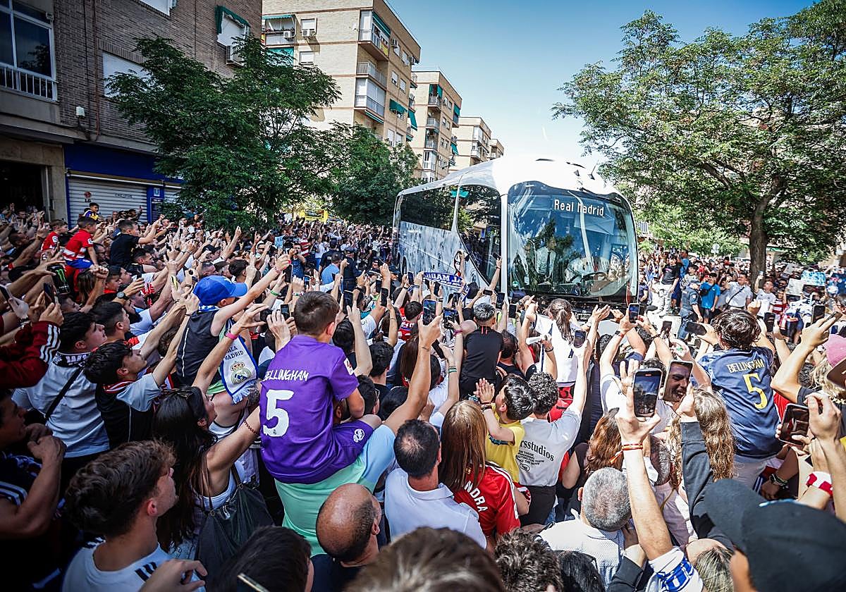 Cientos de seguidores blancos reciben al autobús del Real Madrid al llegar a Los Cármenes.