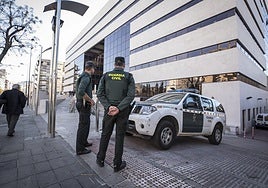Guardia Civil junto a los juzgados de La Caleta.