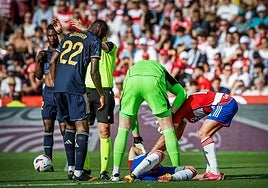 Jozwiak, en el suelo.