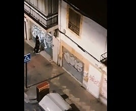 El individuo realizando las pintadas en la calle Santa Clotilde.